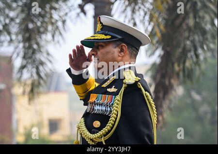 Noida, Indien. Dezember 2024. NOIDA, INDIEN – 18. DEZEMBER: Vizeadmiral Krishna Swaminathan, AVSM, VSM, Vizeadmiral des Marinestabes ehrt 38 Märtyrer in Shaheed Smarak, Sektor 29 während der Vijay Diwas Feiern am 18. Dezember 2024 in Noida, Indien. (Foto: Sunil Ghosh/Hindustan Times/SIPA USA) Credit: SIPA USA/Alamy Live News Stockfoto