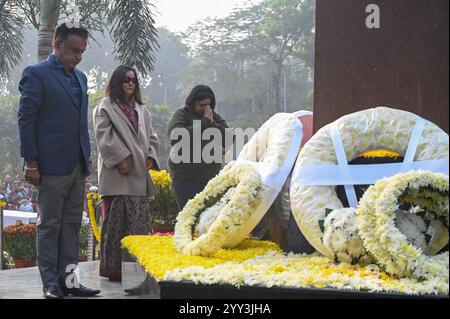 Noida, Indien. Dezember 2024. NOIDA, INDIEN – 18. DEZEMBER: Familienangehörige von Veteranen der indischen Armee zollen 38 Märtyrern anlässlich von Vijay Diwas in Shaheed Smarak, Sektor 29 am 18. Dezember 2024 in Noida, Indien. (Foto: Sunil Ghosh/Hindustan Times/SIPA USA) Credit: SIPA USA/Alamy Live News Stockfoto