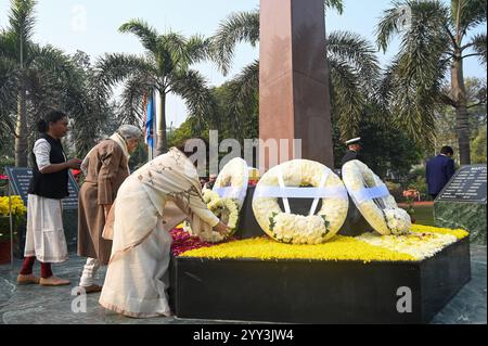 Noida, Indien. Dezember 2024. NOIDA, INDIEN – 18. DEZEMBER: Familienangehörige von Veteranen der indischen Armee zollen 38 Märtyrern anlässlich von Vijay Diwas in Shaheed Smarak, Sektor 29 am 18. Dezember 2024 in Noida, Indien. (Foto: Sunil Ghosh/Hindustan Times/SIPA USA) Credit: SIPA USA/Alamy Live News Stockfoto