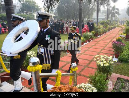 Noida, Indien. Dezember 2024. NOIDA, INDIEN – 18. DEZEMBER: Vizeadmiral Krishna Swaminathan, AVSM, VSM, Vizeadmiral des Marinestabes ehrt 38 Märtyrer in Shaheed Smarak, Sektor 29 während der Vijay Diwas Feiern am 18. Dezember 2024 in Noida, Indien. (Foto: Sunil Ghosh/Hindustan Times/SIPA USA) Credit: SIPA USA/Alamy Live News Stockfoto