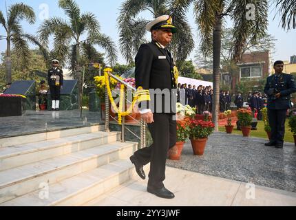 Noida, Indien. Dezember 2024. NOIDA, INDIEN – 18. DEZEMBER: Vizeadmiral Krishna Swaminathan, AVSM, VSM, Vizeadmiral des Marinestabes ehrt 38 Märtyrer in Shaheed Smarak, Sektor 29 während der Vijay Diwas Feiern am 18. Dezember 2024 in Noida, Indien. (Foto: Sunil Ghosh/Hindustan Times/SIPA USA) Credit: SIPA USA/Alamy Live News Stockfoto