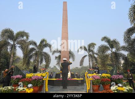 Noida, Indien. Dezember 2024. NOIDA, INDIEN – 18. DEZEMBER: Vizeadmiral Krishna Swaminathan, AVSM, VSM, Vizeadmiral des Marinestabes ehrt 38 Märtyrer in Shaheed Smarak, Sektor 29 während der Vijay Diwas Feiern am 18. Dezember 2024 in Noida, Indien. (Foto: Sunil Ghosh/Hindustan Times/SIPA USA) Credit: SIPA USA/Alamy Live News Stockfoto