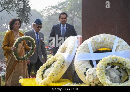 Noida, Indien. Dezember 2024. NOIDA, INDIEN – 18. DEZEMBER: Familienangehörige von Veteranen der indischen Armee zollen 38 Märtyrern anlässlich von Vijay Diwas in Shaheed Smarak, Sektor 29 am 18. Dezember 2024 in Noida, Indien. (Foto: Sunil Ghosh/Hindustan Times/SIPA USA) Credit: SIPA USA/Alamy Live News Stockfoto