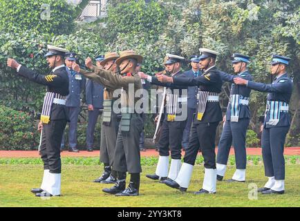 Noida, Indien. Dezember 2024. NOIDA, INDIEN – 18. DEZEMBER: Familienangehörige von Veteranen der indischen Armee zollen 38 Märtyrern anlässlich von Vijay Diwas in Shaheed Smarak, Sektor 29 am 18. Dezember 2024 in Noida, Indien. (Foto: Sunil Ghosh/Hindustan Times/SIPA USA) Credit: SIPA USA/Alamy Live News Stockfoto