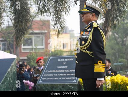 Noida, Indien. Dezember 2024. NOIDA, INDIEN – 18. DEZEMBER: Vizeadmiral Krishna Swaminathan, AVSM, VSM, Vizeadmiral des Marinestabes ehrt 38 Märtyrer in Shaheed Smarak, Sektor 29 während der Vijay Diwas Feiern am 18. Dezember 2024 in Noida, Indien. (Foto: Sunil Ghosh/Hindustan Times/SIPA USA) Credit: SIPA USA/Alamy Live News Stockfoto