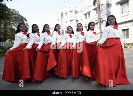 Indien. Dezember 2024. PATNA, INDIEN – 18. DEZEMBER: Studenten, die während des Weihnachtsliederwettbewerbs am Patna Women's College am 18. Dezember 2024 in Patna, Indien auftreten. (Foto: Santosh Kumar/Hindustan Times/SIPA USA) Credit: SIPA USA/Alamy Live News Stockfoto