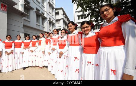 Indien. Dezember 2024. PATNA, INDIEN – 18. DEZEMBER: Studenten, die während des Weihnachtsliederwettbewerbs am Patna Women's College am 18. Dezember 2024 in Patna, Indien auftreten. (Foto: Santosh Kumar/Hindustan Times/SIPA USA) Credit: SIPA USA/Alamy Live News Stockfoto