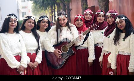 Indien. Dezember 2024. PATNA, INDIEN – 18. DEZEMBER: Studenten, die während des Weihnachtsliederwettbewerbs am Patna Women's College am 18. Dezember 2024 in Patna, Indien auftreten. (Foto: Santosh Kumar/Hindustan Times/SIPA USA) Credit: SIPA USA/Alamy Live News Stockfoto