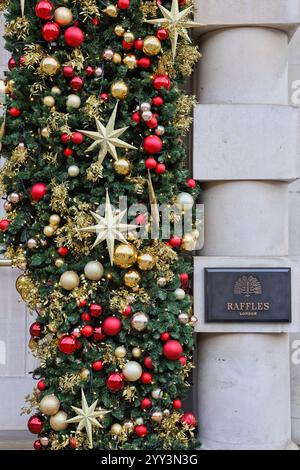 Weihnachtsdekoration im Raffles London im OWO London UK Dezember 2024 Stockfoto