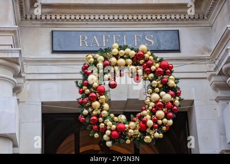 Weihnachtsdekoration im Raffles London im OWO London UK Dezember 2024 Stockfoto