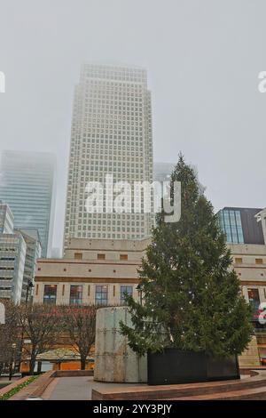 Weihnachtsbaum am Cabot Square mit Canary Wharf London UK Dezember 2024 Stockfoto