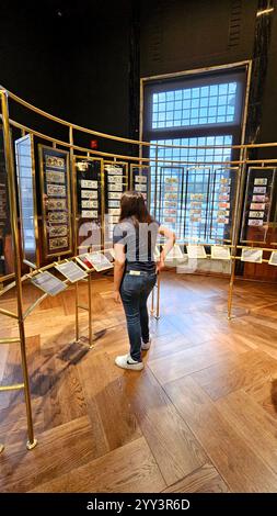 Mexiko-Stadt, Mexiko - 12. Juli 2024: Banco de Mexico Museum im Hauptgebäude von CDMX mit numismatischer Sammlung und Eintritt in den riesigen Tresor Stockfoto