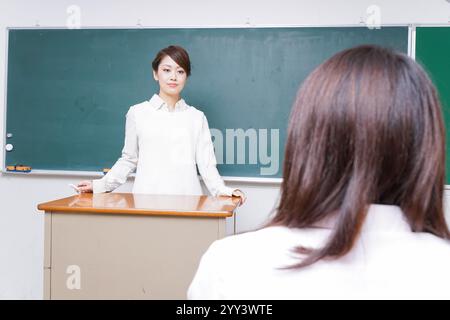 Der Lehrer gibt eine Lektion in der Schule Stockfoto