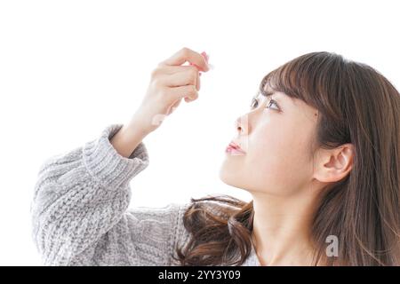 Frau mit Augentropfen Stockfoto