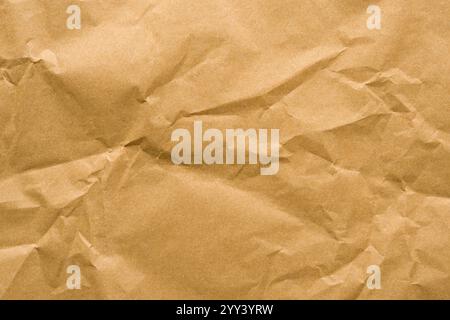Zerknitterter Hintergrund aus Recyclingpapier, der den gesamten Rahmen bedeckt Stockfoto
