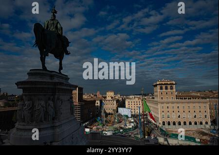 Rom, Italien. Dezember 2024. Die riesigen Silos der U-Bahn-Baustelle „Metro C“ an der Piazza Venezia in Rom, Italien, verwandeln sich am 17. Dezember 2024 im Rahmen des Murales-Projekts in eine Open-Air-Kunstgalerie des Künstlers Pietro Ruffo. Pietro Ruffo ist der erste der sechs zeitgenössischen Künstler, deren Arbeiten auf den hoch aufragenden Silos zu sehen sind. (Foto: Massimo Valicchia/NurPhoto) Credit: NurPhoto SRL/Alamy Live News Stockfoto