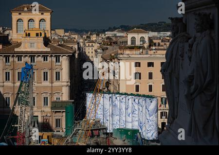 Rom, Italien. Dezember 2024. Die riesigen Silos der U-Bahn-Baustelle „Metro C“ an der Piazza Venezia in Rom, Italien, verwandeln sich am 17. Dezember 2024 im Rahmen des Murales-Projekts in eine Open-Air-Kunstgalerie des Künstlers Pietro Ruffo. Pietro Ruffo ist der erste der sechs zeitgenössischen Künstler, deren Arbeiten auf den hoch aufragenden Silos zu sehen sind. (Foto: Massimo Valicchia/NurPhoto) Credit: NurPhoto SRL/Alamy Live News Stockfoto