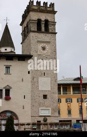 Pieve di Cadore, Italien - 6. September 2024: Piazza Tiziano mit dem Archäologischen Museum in Pieve di Cadore, Provinz Belluno, Südtirol, Süd-T Stockfoto