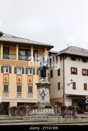 Pieve di Cadore, Italien - 6. September 2024: Pieve di Cadore, der Hauptplatz mit der Bronzestatue von Tiziano Vecellio, Dolomiten, Belluno, Veneto, I Stockfoto