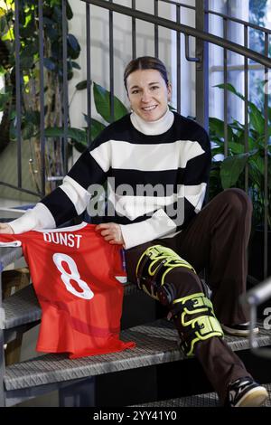 APA weibliche Fußballspielerin des Jahres 2024 ist Barbara Dunst. Im Bild: Österreichische Fußballspielerin Barbara Dunst bei einer Fotogelegenheit mit der APA-Austria Presseagentur am Dienstag, 17. Dezember 2024, in Graz, Österreich. - 20241217 PD13640 Credit: APA-PictureDesk/Alamy Live News Stockfoto