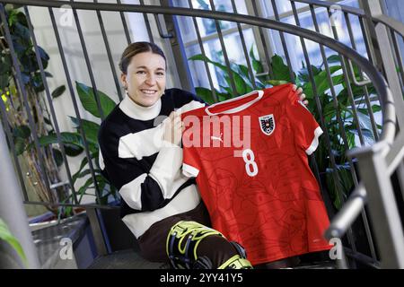 APA weibliche Fußballspielerin des Jahres 2024 ist Barbara Dunst. Im Bild: Österreichische Fußballspielerin Barbara Dunst bei einer Fotogelegenheit mit der APA-Austria Presseagentur am Dienstag, 17. Dezember 2024, in Graz, Österreich. - 20241217 PD13643 Credit: APA-PictureDesk/Alamy Live News Stockfoto