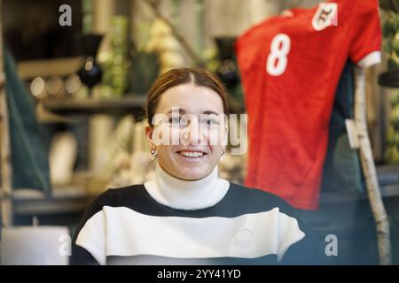 APA weibliche Fußballspielerin des Jahres 2024 ist Barbara Dunst. Im Bild: Österreichische Fußballspielerin Barbara Dunst bei einer Fotogelegenheit mit der APA-Austria Presseagentur am Dienstag, 17. Dezember 2024, in Graz, Österreich. - 20241217 PD13638 Credit: APA-PictureDesk/Alamy Live News Stockfoto