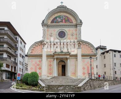 Pieve di Cadore, Italien - 6. September 2024: Kirche Santa Maria Nascente in Pieve di Cadore, Dolomiten, Italien Stockfoto