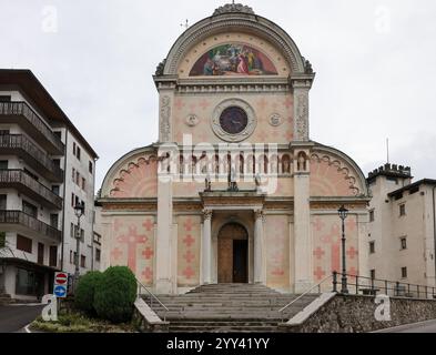 Pieve di Cadore, Italien - 6. September 2024: Kirche Santa Maria Nascente in Pieve di Cadore, Dolomiten, Italien Stockfoto