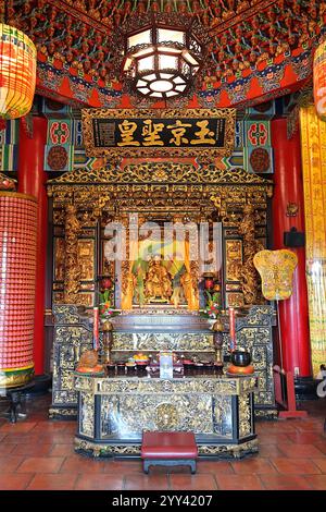 Reich verzierter chinesisch-taoistischer Schrein von Fujian, der der Königin Mutter des Westens oder Xiwangmu gewidmet ist, hier am Dalongdong Baoan Tempel in Taipeh zu sehen Stockfoto