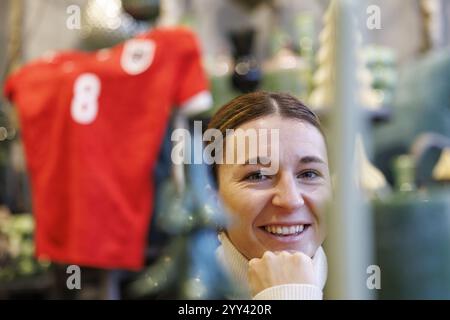 APA weibliche Fußballspielerin des Jahres 2024 ist Barbara Dunst. Im Bild: Österreichische Fußballspielerin Barbara Dunst bei einer Fotogelegenheit mit der APA-Austria Presseagentur am Dienstag, 17. Dezember 2024, in Graz, Österreich. - 20241217 PD13642 Credit: APA-PictureDesk/Alamy Live News Stockfoto