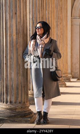 Modische und stilvolle Frau. Herbst Damenmode. Herbstbekleidung. Herbst. Eine Frau im Mantel, Sonnenbrille. Stockfoto