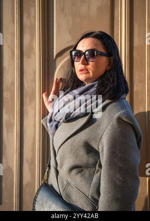 Modische und stilvolle Frau. Herbst Damenmode. Herbstbekleidung. Herbst. Eine Frau im Mantel, Sonnenbrille. Stockfoto