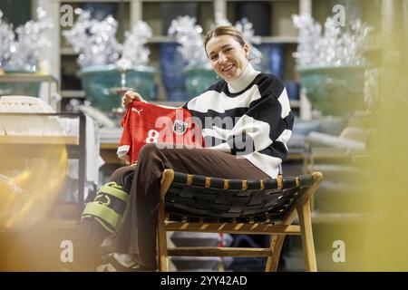 APA weibliche Fußballspielerin des Jahres 2024 ist Barbara Dunst. Im Bild: Österreichische Fußballspielerin Barbara Dunst bei einer Fotogelegenheit mit der APA-Austria Presseagentur am Dienstag, 17. Dezember 2024, in Graz, Österreich. - 20241217 PD13636 Credit: APA-PictureDesk/Alamy Live News Stockfoto