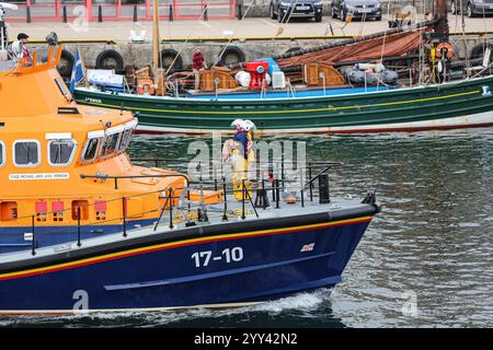 Lerwick Rettungsboote Station, Shetland, Großbritannien: Allwetter-Rettungsboot MICHAEL UND JANE VERNON, Royal National Lifeboat Institution, größte RNLI Severn Klasse Stockfoto