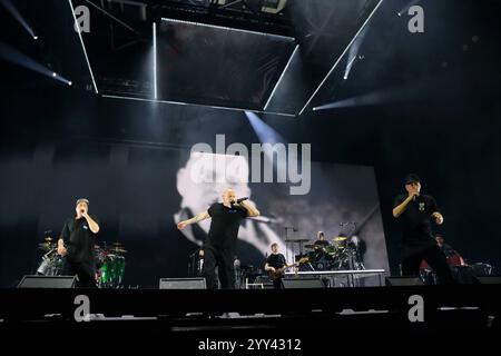 Michael Bernd Schmidt alias Smudo, Thomas Dürr alias Hausmeister Thomas D und Michael Beck alias Michi Beck, v.l., von die Fantastischen vier bei einem Konzert in der Uber Arena in Berlin, 18. Dezember 2024. Fanta 4 Konzert Berlin *** Michael Bernd Schmidt alias Smudo, Thomas Dürr alias Hausmeister Thomas D und Michael Beck alias Michi Beck, von links, aus die Fantastischen vier bei einem Konzert in der Uber Arena in Berlin, 18. Dezember 2024 Fanta 4 Konzert Berlin Stockfoto