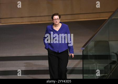 Berlin, Deutschland, 19.12.2024: Deutscher Bundestag: 207. Bundestagssitzung: Bundesministerin für Wohnen, Stadtentwicklung und Bauwesen Klara Geywitz SPD kommt rein *** Berlin, Deutschland, 19 12 2024 Deutscher Bundestag 207 Bundestagssitzung Bundesministerin für Wohnen, Stadtentwicklung und Bauwesen Klara Geywitz SPD kommt rein 54174 Stockfoto