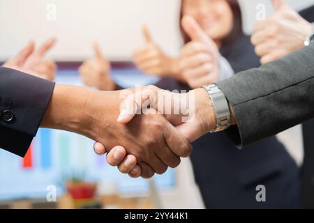 Junge Geschäftsleute schütteln im Büro die Hand. Erfolgreiche Besprechung wird beendet. Selektiver Fokus. Stockfoto