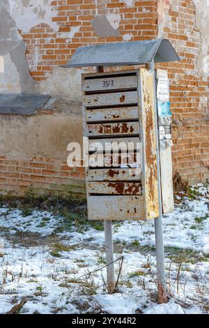 Alte blaue Briefkästen stehen auf der Straße. Ein alter Briefkasten in der Nähe des Hauses Stockfoto