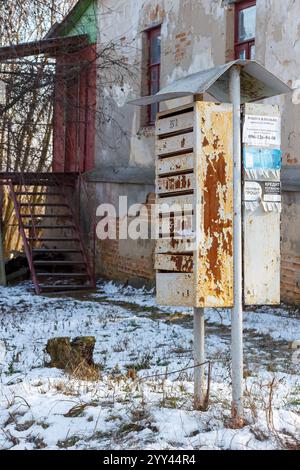 Alte blaue Briefkästen stehen auf der Straße. Ein alter Briefkasten in der Nähe des Hauses Stockfoto