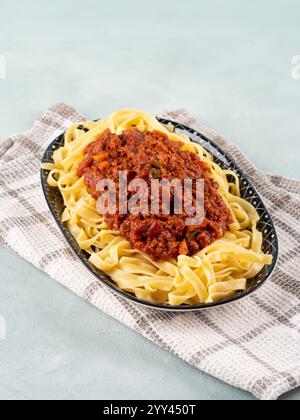 Tagliatelle mit veganem Tomatenbolognese-Ragu mit Sojaproteingranulat Stockfoto