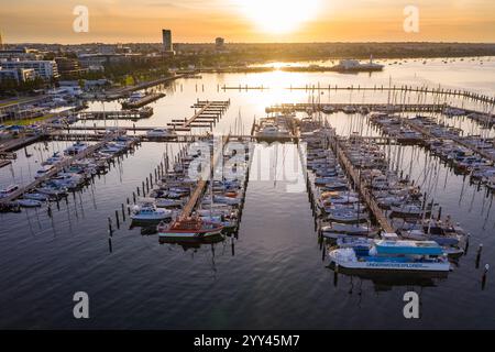 Aus der Vogelperspektive sehen Sie Reihen von Booten und Yachten, die an einem Küstenhafen in Geelong in Victoria, Australien, ankern. Stockfoto