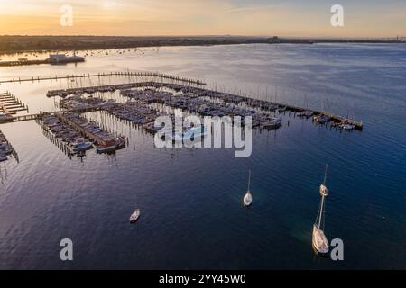 Aus der Vogelperspektive sehen Sie Reihen von Booten und Yachten, die an einem Küstenhafen in Geelong in Victoria, Australien, ankern. Stockfoto