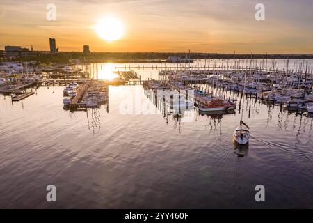 Aus der Vogelperspektive sehen Sie Reihen von Booten und Yachten, die an einem Küstenhafen in Geelong in Victoria, Australien, ankern. Stockfoto
