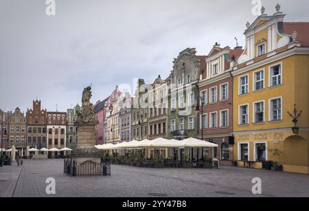 Bunte Gebäude und Cafés laden zum Entspannen auf dem Alten Marktplatz in Posen ein Stockfoto