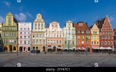 Farbenfrohe Fassaden säumen den Platz in Breslau, Polen, und laden Besucher ein, die Geschichte zu erkunden. Stockfoto