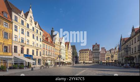 Sonniger Tag auf dem Breslauer Marktplatz mit bunten Gebäuden und lebhaften Cafés und Menschen, Polen Stockfoto