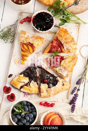 Hausgemachte Sommerkuchen oder Galetten auf weißem Holztisch. Draufsicht, flach liegend Stockfoto