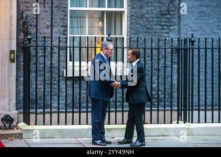 London, England, Großbritannien. Dezember 2024. Der britische Premierminister KEIR STARMER begrüßt Sultan von Brunei HASSANAL BOLKIAH in der Downing Street 10. (Kreditbild: © Tayfun Salci/ZUMA Press Wire) NUR REDAKTIONELLE VERWENDUNG! Nicht für kommerzielle ZWECKE! Stockfoto