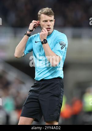 Newcastle upon Tyne, Großbritannien. Dezember 2024. Schiedsrichter Sam Barrott während des Carabao Cup-Spiels zwischen Newcastle United und Brentford im St. James' Park, Newcastle upon Tyne. Der Bildnachweis sollte lauten: Nigel Roddis/Sportimage Credit: Sportimage Ltd/Alamy Live News Stockfoto