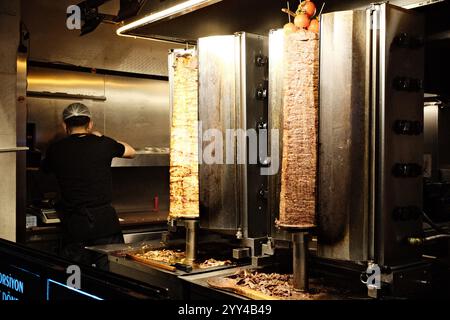 Istanbul, Türkei : das Restaurant serviert Döner Kebab, ein traditionelles türkisches Gericht mit vertikal gegrilltem Rindfleisch, Lamm und Huhn Stockfoto
